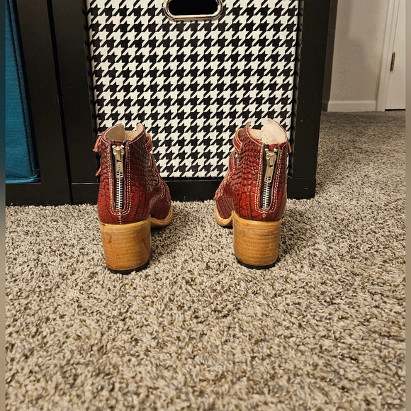 Freebird by Steven - Quinn in Red Croco size 5 - Picture 2 of 7
